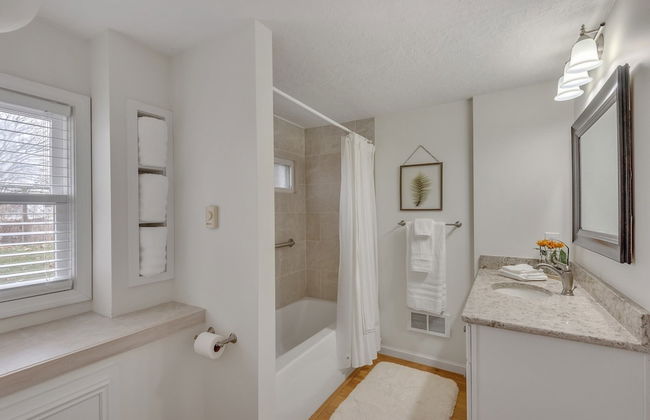 Amazing Lakefront Retreat On Long Lake! 2 Bedroom Home by RedAwning - Foto 20