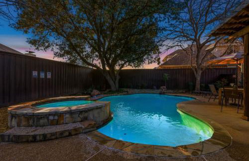 Luxury Backyard Pool & Patio Oasis 4-BD - Foto 43