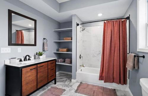 Hot Tub N64 Mins to Downtown Sleeps 8 - Foto 29