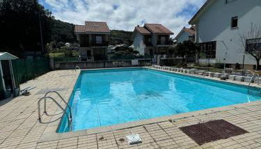 Chalet en urbanización con piscina - Foto 3