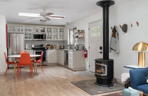 The Harold, Forested retreat with firepit - Foto 12