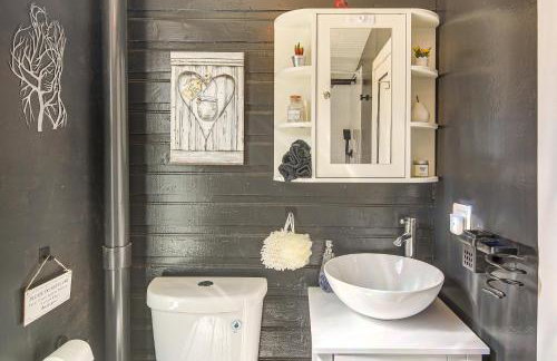 Pine Chateau Guest Cabin with Mtn Views and Sauna! - Photo 17