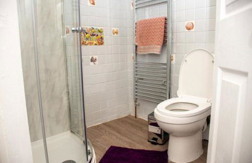 Royale Green View House- free parking, Wifi, Perfect for Contractors and Holiday - Photo 22