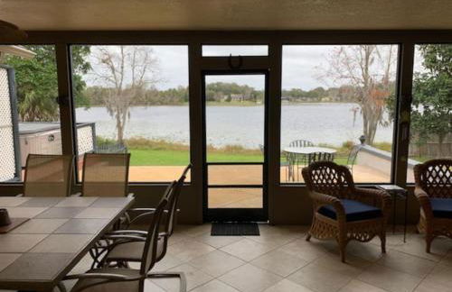 Lakefront Home Where You Can Retreat and Relax - Foto 1