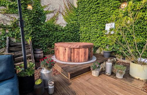 Garage Number 9 Private Urban Loft Apartment with Jacuzzi in Le Dorat - Foto 24