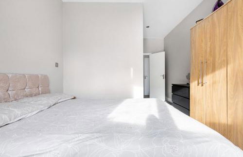 Group Friendly 2 Bed 2 Bath FREE PARKING for 2 Large Vans or up to 4 Cars Zone 2 Sleeps 10 Close to Central London and Zone 2 tube station - Photo 59