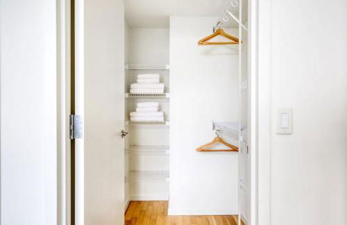 LIC 1BR w WD Elevator Doorman nr E River NYC-852 - Foto 12