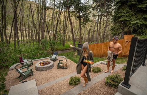 Riverside Luxury Cabin with Hot Tub, Fire Pit, Patio, by Forest & Peak Retreats - Foto 8