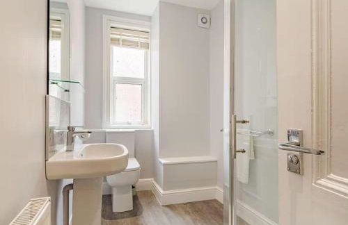 Coastal Apartment with Sea View 2 Minutes from Beach and Town Center - Foto 9