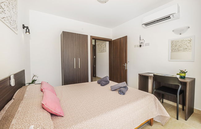 Summer Breeze Penthouse with large Terrace and Hot Tub by Getaways Malta - Foto 2