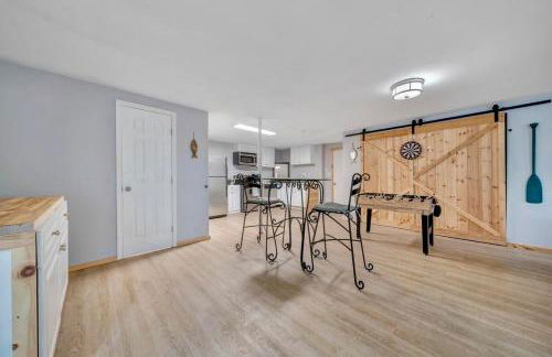 Treetop & Waterfront! Hot Tub, Kayaks, Game Room - Foto 18