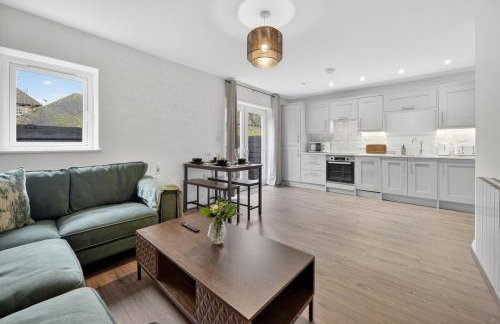 City Centre 2BR Apt with Balcony Access and Free Parking - Foto 33