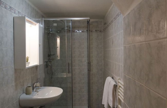 JOIVY Stunning 2-BR Flat w/ Balcony - Photo 20