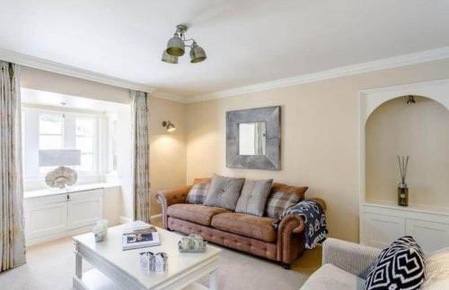 North Lodge - 17th Century Gate Cottage at Hassop Hall - Photo 3