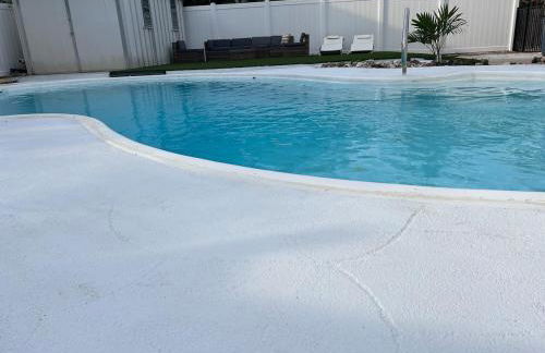 Two Story Pool home - walk to beach - Foto 31