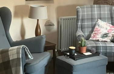 Historic converted byre in courtyard of 16C house - Foto 14