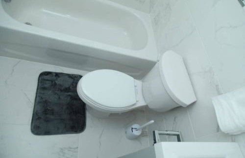 Grace Filled Apartment in Newark - Photo 22