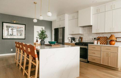 Downtown Indy, Rooftop Deck with Hot Tub, Gym, Bikes, Tesla Charger - Photo 34