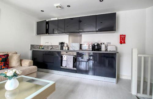 Beautiful 2 Bed House, Central spot with free parking - Foto 1