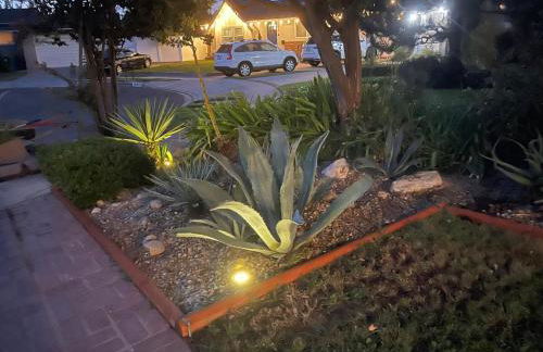 Granada Hills Private Unique Pool Luxury 4BR Family Retreat - Patio, Outdoor Dining, BBQ Grill, & Free Parking - Foto 55