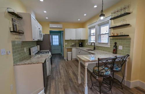 Bayside Bungalow-Updated Home Near the Bay & Beach - Foto 12