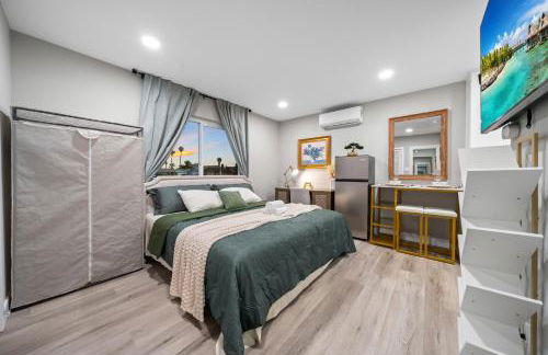 Entire Private Studio with 1 King Bed, Full Kitchen, Gated Yard, Available Now - Foto 3