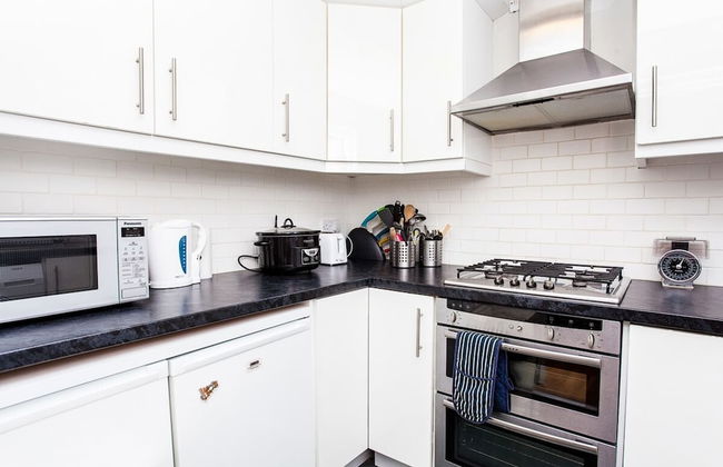 Charming Peaceful 2 Bed with Parking and Garden - Photo 11