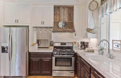 Charming 4BR Wine Country Getaway with Spa & Firepit - Foto 11