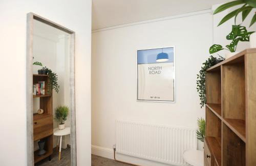 North Rd Apartment with Garden by N And N Stays Ltd, Close to vibrant Gloucester Rd with plenty of restaurants and shops near by, free on street parking - Foto 26