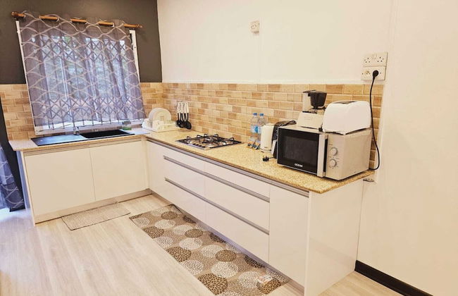 Captivating 3-bed Apartment in Flic en Flac - Photo 5