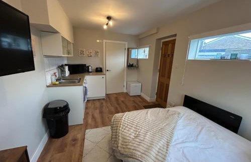 Modern cosy studio near Luton airport, free parking - Foto 15