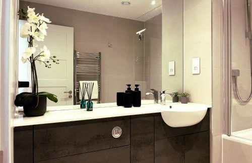 Spacious 1-Bedroom Apartment near Kew Gardens with Balcony & Parking - Foto 18