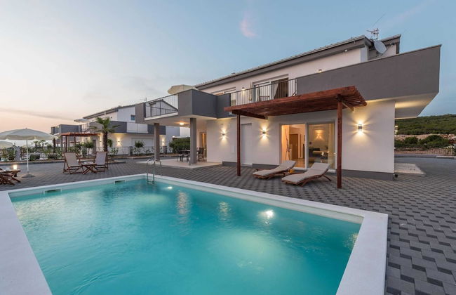 Modern and Spacious Home With Swimming Pool - Foto 1