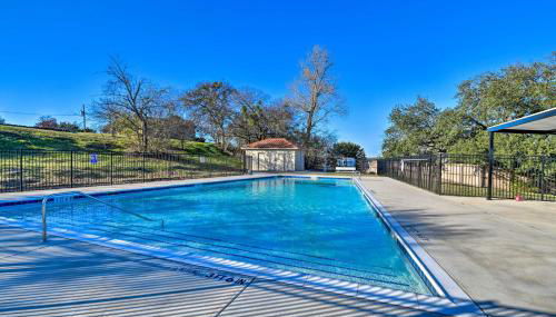 Steps to Lake! Charming Cabin Pool Access and Decks - Foto 2