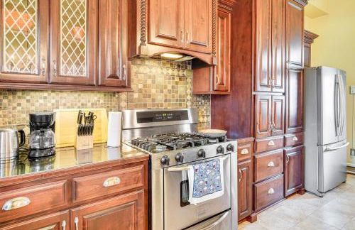 Historic Home with Fireplace and Porch Walkable Area! - Foto 10