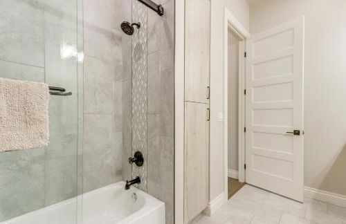 Game Room and Hot Tub! Lakefront Monkey Island Haven - Foto 34