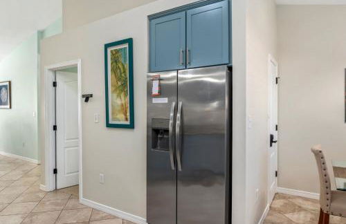 Beautiful Pet Friendly Home! Tropical Pool, Optional Golf Cart & Pool Heat, Minutes to Beach - Foto 9