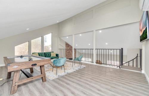 AccessibleGem 3BR Jacuzzi & Air Hockey Sleeps 13 Chinatown - Foto 26