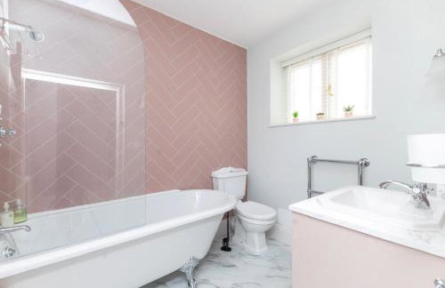 2 Seaside Bedroom home, Garden, 6 guests, Parking, Contractors-Families welcome - Photo 5