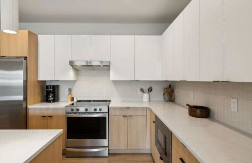 Skyline Nights in Downtown Nashville Walk to Broadway with Pool and Gym - Foto 24