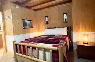 One of a Kind Rustic Log Cabin near Bryce Resort - Large Game Room - Fire Pit - Large Deck - BBQ - Foto 43