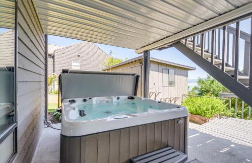 Spacious Camano Home with Hot Tub and Water Views! - Foto 3