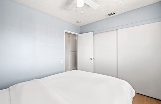 Spacious Family Retreat w Garden Modern Comfort - Photo 49