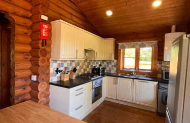 Beautiful 2 Bedroom Log Cabin With Private Hot Tub - Elm - Foto 13