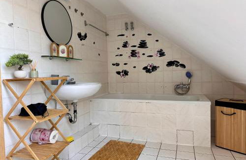 4-Bett Apartment im Zentrum - Nähe Restaurant & Waschsalon - WLAN, Parkplatz, Bad & mehr - Foto 6