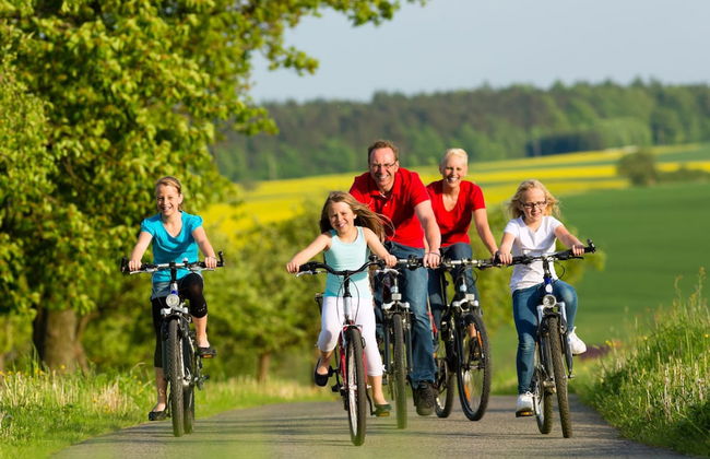 Cozy Garden Home w/ Fireplace - Photo 35