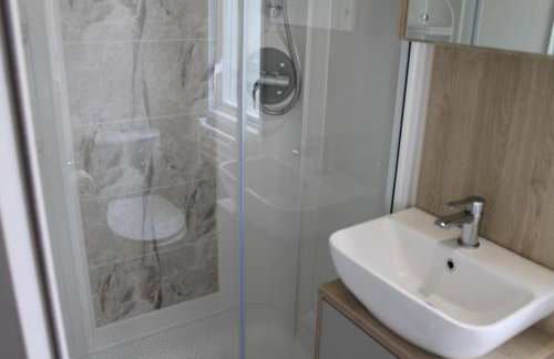 luxury new 3 bed caravan with stunning sea view on private beach in Thorness bay - Foto 26