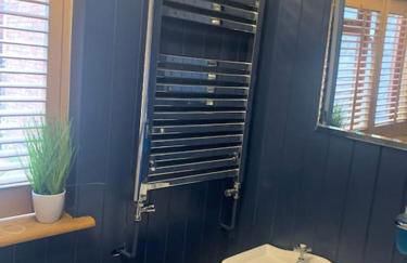 Crescent Cottage, sleeps 8, pet friendly - Photo 36