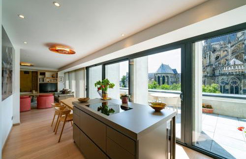 Les Suites 7 Anges - Vue Cathédrale, Parking & Centre Historique Reims - Foto 3