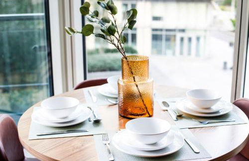 Bright Riverside 2 Bed Haven with Balcony - Modern Comfort in Battersea - Foto 28